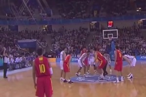 有人看过这场直播吗？04雅典奥运生死战，中国男篮逆转战胜塞黑